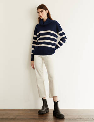 marksandspencer_AU22_KASMIR_T97_6011D_pruhovany rolak Jaeger z cisteho kasmiru_cernobila_6299Kc_modelka.jpg